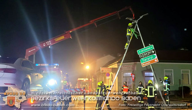20230101 Pkw-Lenker verunfallt im Ortsgebiet Oberwaltersdorf  Foto: Freiwillige Feuerwehr Oberwaltersdorf