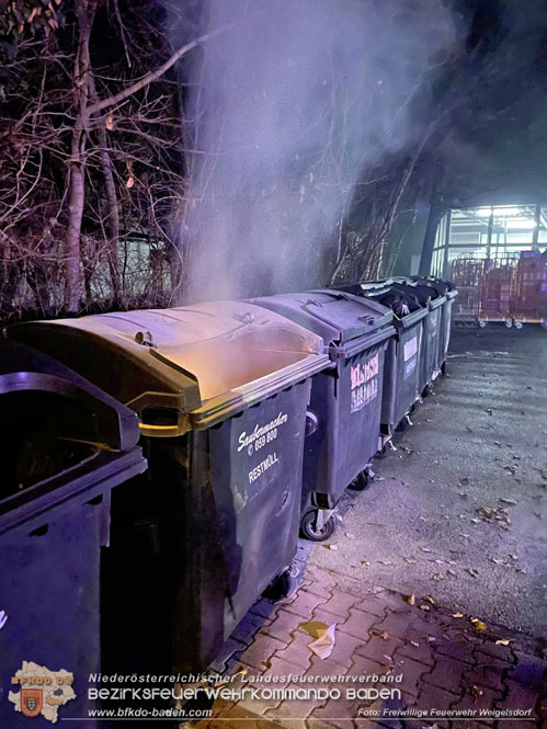 20230101 Müllbehälterbrand bei Einkaufsmarkt in Weigelsdorf  Foto: Freiwillige Feuerwehr Weigelsdorf