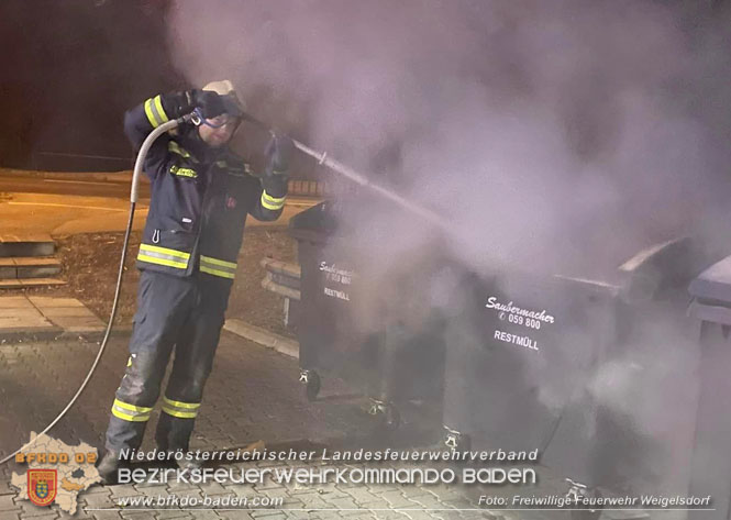 20230101 Müllbehälterbrand bei Einkaufsmarkt in Weigelsdorf  Foto: Freiwillige Feuerwehr Weigelsdorf