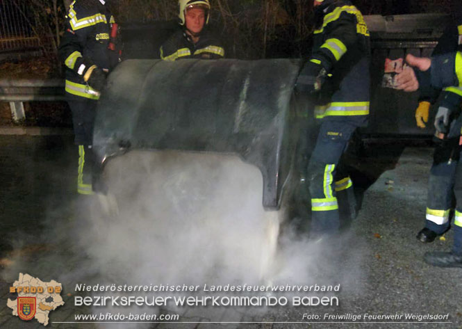 20230101 Müllbehälterbrand bei Einkaufsmarkt in Weigelsdorf  Foto: Freiwillige Feuerwehr Weigelsdorf