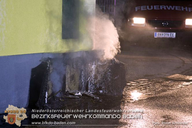 20230107 Brand einer Stromleitung unter Wärmeverbundfassade in Teesdorf Foto: Stefan Schneider BFKDO BADEN 20230107 Brand einer Stromleitung unter Wärmeverbundfassade in Teesdorf Foto: Stefan Schneider BFKDO BADEN