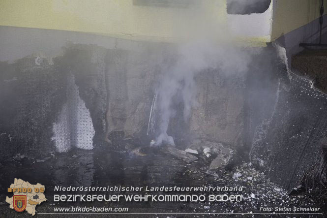 20230107 Brand einer Stromleitung unter Wärmeverbundfassade in Teesdorf Foto: Stefan Schneider BFKDO BADEN 20230107 Brand einer Stromleitung unter Wärmeverbundfassade in Teesdorf Foto: Stefan Schneider BFKDO BADEN