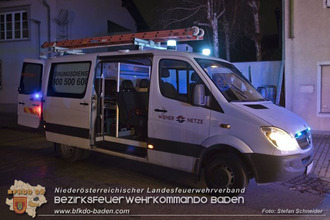 20230107 Brand einer Stromleitung unter Wärmeverbundfassade in Teesdorf Foto: Stefan Schneider BFKDO BADEN 20230107 Brand einer Stromleitung unter Wärmeverbundfassade in Teesdorf Foto: Stefan Schneider BFKDO BADEN