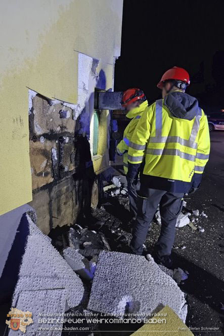 20230107 Brand einer Stromleitung unter Wärmeverbundfassade in Teesdorf Foto: Stefan Schneider BFKDO BADEN 20230107 Brand einer Stromleitung unter Wärmeverbundfassade in Teesdorf Foto: Stefan Schneider BFKDO BADEN