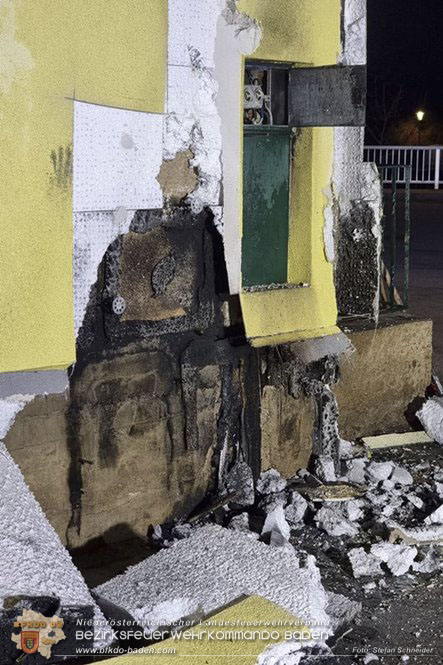 20230107 Brand einer Stromleitung unter Wärmeverbundfassade in Teesdorf Foto: Stefan Schneider BFKDO BADEN 20230107 Brand einer Stromleitung unter Wärmeverbundfassade in Teesdorf Foto: Stefan Schneider BFKDO BADEN
