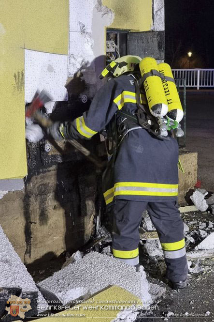 20230107 Brand einer Stromleitung unter Wärmeverbundfassade in Teesdorf Foto: Stefan Schneider BFKDO BADEN 20230107 Brand einer Stromleitung unter Wärmeverbundfassade in Teesdorf Foto: Stefan Schneider BFKDO BADEN