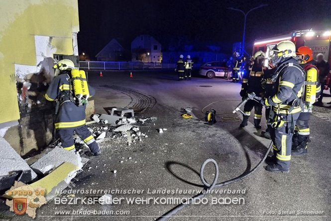 20230107 Brand einer Stromleitung unter Wärmeverbundfassade in Teesdorf Foto: Stefan Schneider BFKDO BADEN 20230107 Brand einer Stromleitung unter Wärmeverbundfassade in Teesdorf Foto: Stefan Schneider BFKDO BADEN