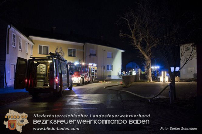 20230107 Brand einer Stromleitung unter Wärmeverbundfassade in Teesdorf  Foto: Stefan Schneider BFKDO BADEN