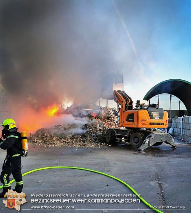 20230107 Brand bei einem Entsorgungsunternehmen   Foto: Privat zur Verfügung gestellt / BFKDO BADEN