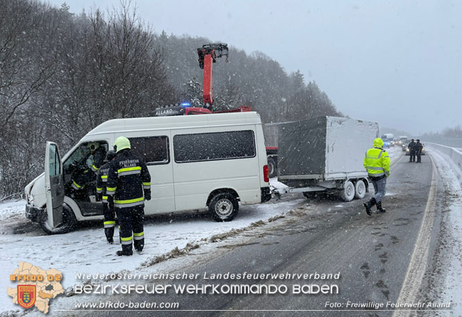 20230122 Fahrzeugbergung auf der A21  Foto: Freiwillige Feuerwehr Alland