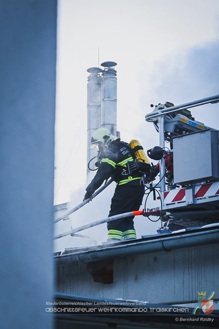 20230129 Brand in einem Traiskirchner Gewerbebetrieb   Foto: Bernhard Rzidky AFKDO Traiskirchen