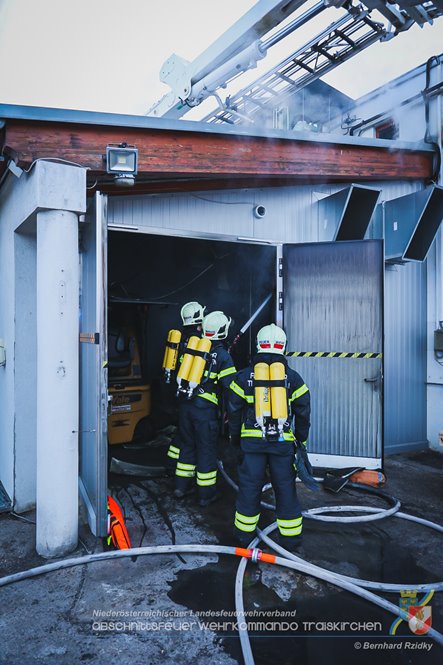 20230129 Brand in einem Traiskirchner Gewerbebetrieb   Foto: Bernhard Rzidky AFKDO Traiskirchen