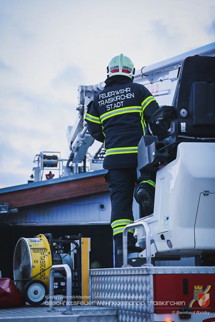 20230129 Brand in einem Traiskirchner Gewerbebetrieb   Foto: Bernhard Rzidky AFKDO Traiskirchen
