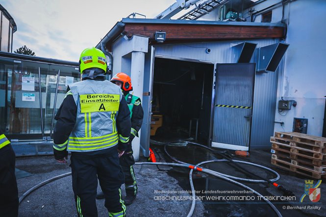 20230129 Brand in einem Traiskirchner Gewerbebetrieb   Foto: Bernhard Rzidky AFKDO Traiskirchen