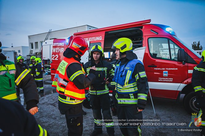 20230129 Brand in einem Traiskirchner Gewerbebetrieb   Foto: Bernhard Rzidky AFKDO Traiskirchen