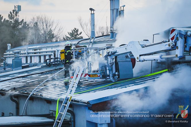 20230129 Brand in einem Traiskirchner Gewerbebetrieb   Foto: Bernhard Rzidky AFKDO Traiskirchen