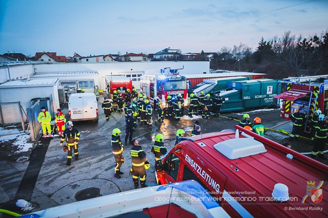 20230129 Brand in einem Traiskirchner Gewerbebetrieb   Foto: Bernhard Rzidky AFKDO Traiskirchen