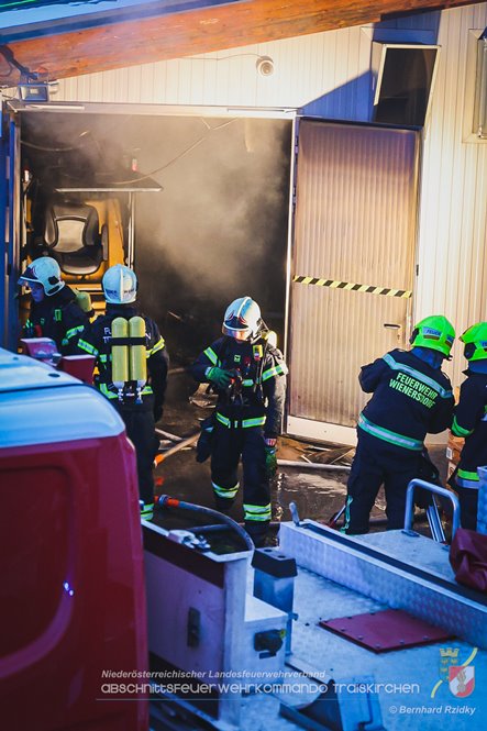 20230129 Brand in einem Traiskirchner Gewerbebetrieb   Foto: Bernhard Rzidky AFKDO Traiskirchen