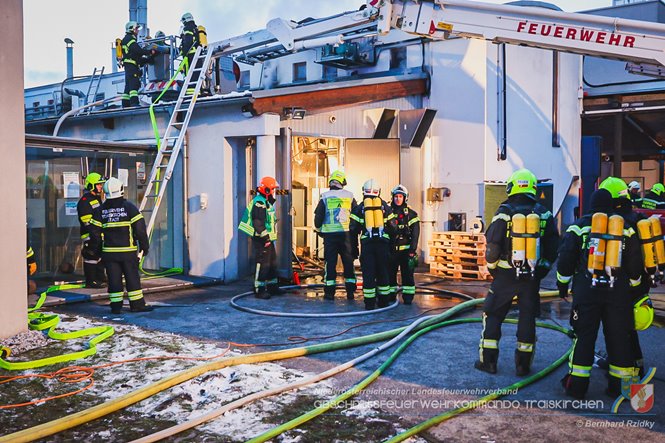 20230129 Brand in einem Traiskirchner Gewerbebetrieb   Foto: Bernhard Rzidky AFKDO Traiskirchen