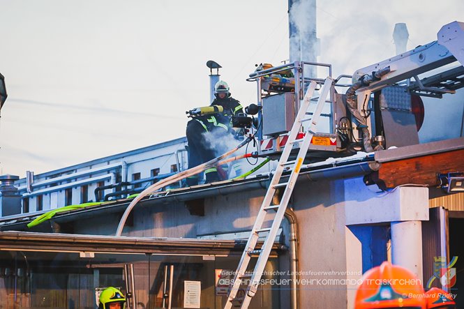 20230129 Brand in einem Traiskirchner Gewerbebetrieb   Foto: Bernhard Rzidky AFKDO Traiskirchen