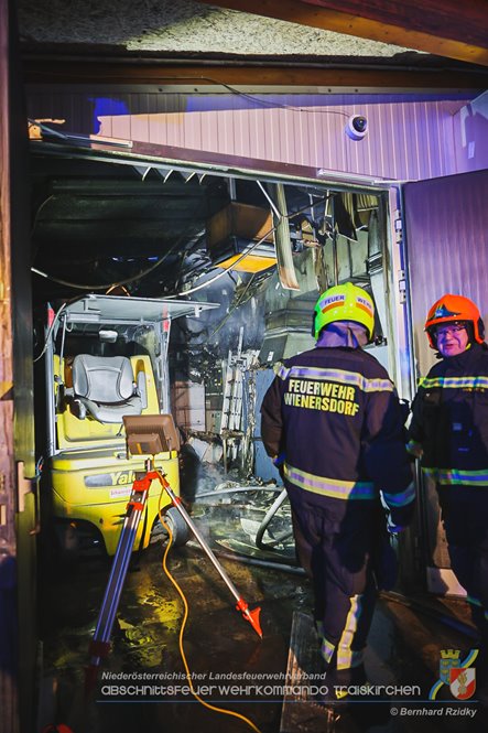 20230129 Brand in einem Traiskirchner Gewerbebetrieb   Foto: Bernhard Rzidky AFKDO Traiskirchen