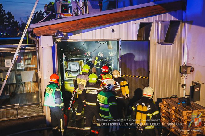 20230129 Brand in einem Traiskirchner Gewerbebetrieb   Foto: Bernhard Rzidky AFKDO Traiskirchen