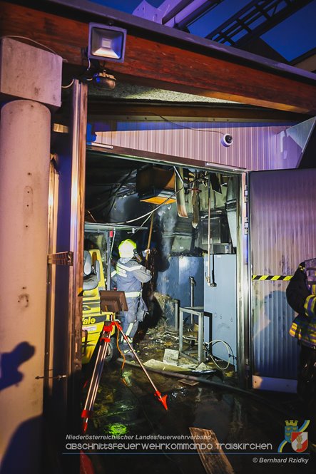 20230129 Brand in einem Traiskirchner Gewerbebetrieb   Foto: Bernhard Rzidky AFKDO Traiskirchen
