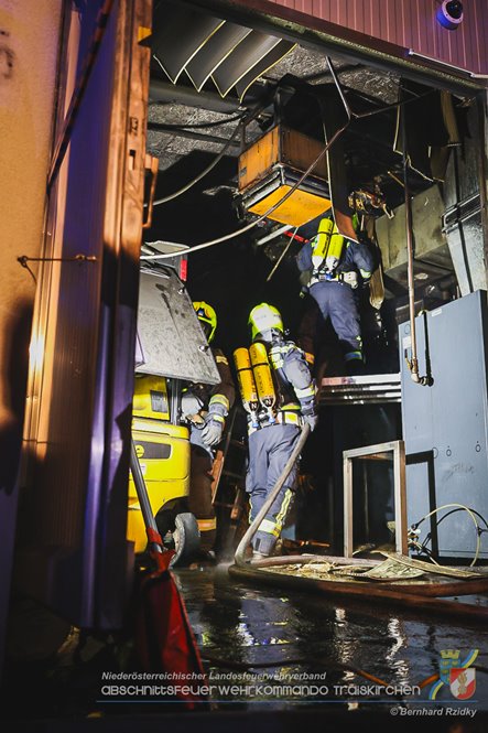 20230129 Brand in einem Traiskirchner Gewerbebetrieb   Foto: Bernhard Rzidky AFKDO Traiskirchen