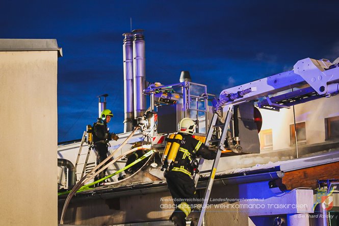 20230129 Brand in einem Traiskirchner Gewerbebetrieb   Foto: Bernhard Rzidky AFKDO Traiskirchen