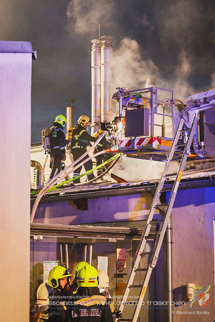 20230129 Brand in einem Traiskirchner Gewerbebetrieb   Foto: Bernhard Rzidky AFKDO Traiskirchen