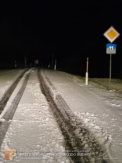 20230202 Nächtlicher Schneefall sorgte für Feuerwehreinsätze im Großraum Heiligenkreuz - Alland - Klausen-Leopoldsdorf  Foto: BFKDO BADEN / Stefan Schneider