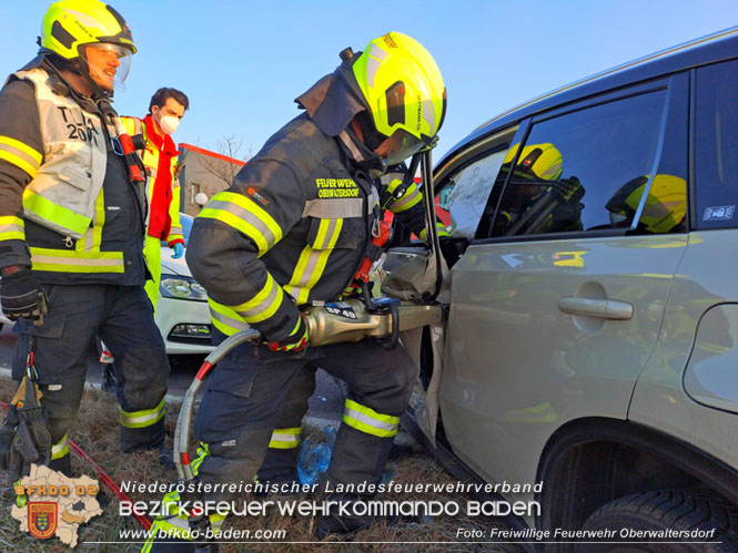 20230207 Schwerer Verkehrsunfall - 2 Personen eingeschlossen  Foto: Freiwillige Feuerwehr Oberwaltersdorf