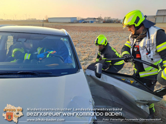 20230207 Schwerer Verkehrsunfall - 2 Personen eingeschlossen  Foto: Freiwillige Feuerwehr Oberwaltersdorf