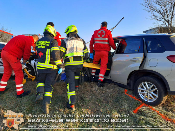 20230207 Schwerer Verkehrsunfall - 2 Personen eingeschlossen  Foto: Freiwillige Feuerwehr Oberwaltersdorf
