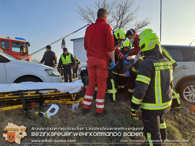 20230207 Schwerer Verkehrsunfall - 2 Personen eingeschlossen  Foto: Freiwillige Feuerwehr Oberwaltersdorf