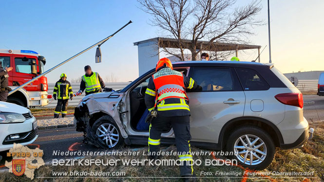 20230207 Schwerer Verkehrsunfall - 2 Personen eingeschlossen  Foto: Freiwillige Feuerwehr Oberwaltersdorf