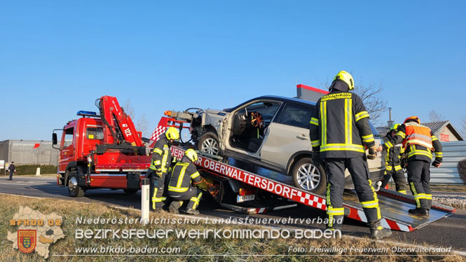 20230207 Schwerer Verkehrsunfall - 2 Personen eingeschlossen  Foto: Freiwillige Feuerwehr Oberwaltersdorf