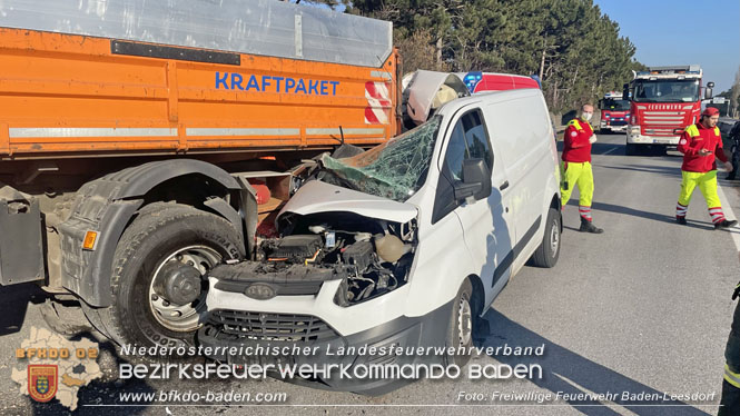20230208 Kleintransporter prallt in ein Straßendienstfahrzeug  Foto: Freiwillige Feuerwehr Baden-Leesdorf
