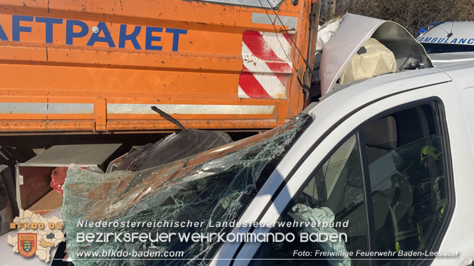 20230208 Kleintransporter prallt in ein Straßendienstfahrzeug  Foto: Freiwillige Feuerwehr Baden-Leesdorf