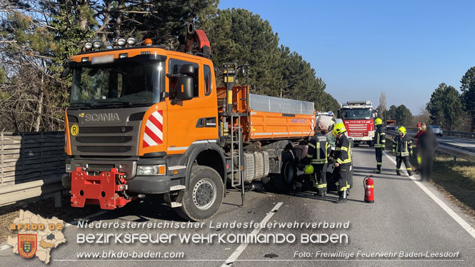 20230208 Kleintransporter prallt in ein Straßendienstfahrzeug  Foto: Freiwillige Feuerwehr Baden-Leesdorf