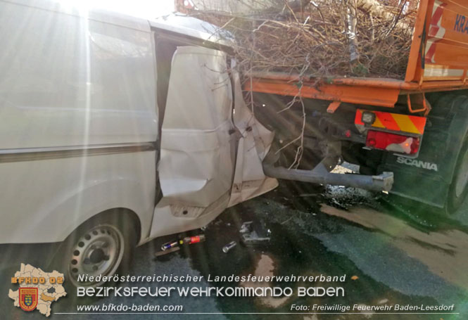 20230208 Kleintransporter prallt in ein Straßendienstfahrzeug  Foto: Freiwillige Feuerwehr Baden-Leesdorf