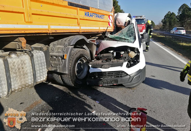 20230208 Kleintransporter prallt in ein Straßendienstfahrzeug  Foto: Freiwillige Feuerwehr Baden-Leesdorf