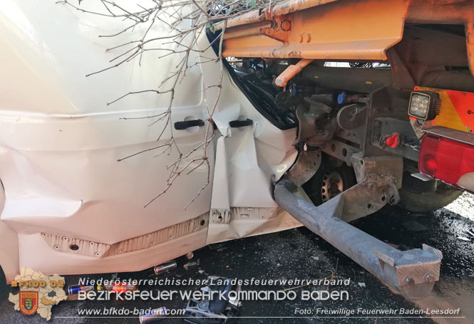 20230208 Kleintransporter prallt in ein Straßendienstfahrzeug  Foto: Freiwillige Feuerwehr Baden-Leesdorf