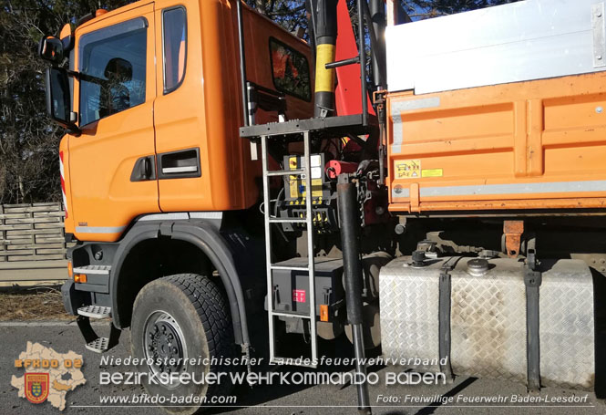 20230208 Kleintransporter prallt in ein Straßendienstfahrzeug  Foto: Freiwillige Feuerwehr Baden-Leesdorf