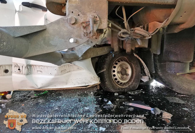 20230208 Kleintransporter prallt in ein Straßendienstfahrzeug  Foto: Freiwillige Feuerwehr Baden-Leesdorf