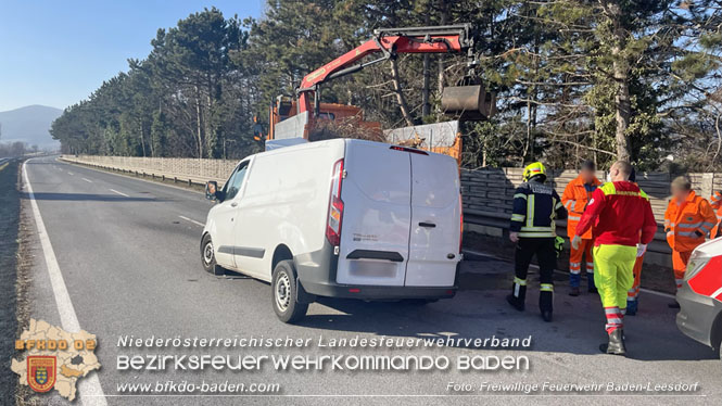 20230208 Kleintransporter prallt in ein Straßendienstfahrzeug  Foto: Freiwillige Feuerwehr Baden-Leesdorf