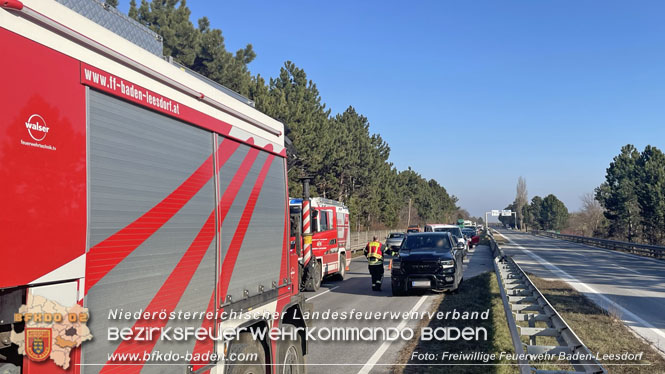 20230208 Kleintransporter prallt in ein Straßendienstfahrzeug  Foto: Freiwillige Feuerwehr Baden-Leesdorf