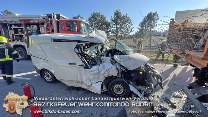 20230208 Kleintransporter prallt in ein Straßendienstfahrzeug  Foto: Freiwillige Feuerwehr Baden-Leesdorf