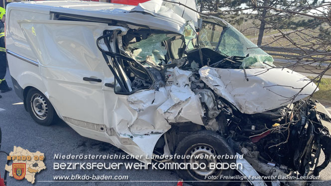 20230208 Kleintransporter prallt in ein Straßendienstfahrzeug  Foto: Freiwillige Feuerwehr Baden-Leesdorf
