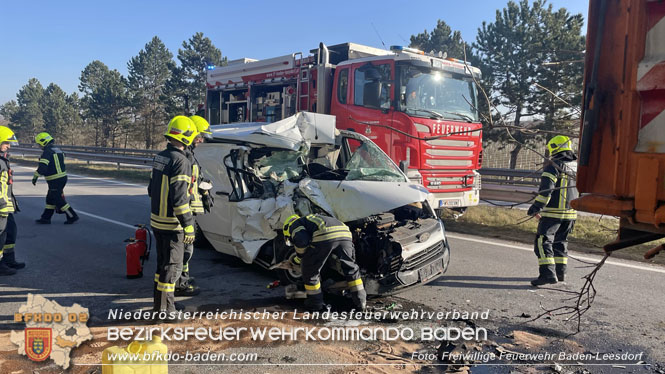 20230208 Kleintransporter prallt in ein Straßendienstfahrzeug  Foto: Freiwillige Feuerwehr Baden-Leesdorf